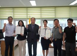 □ 일 시 : 2026. 6. 25.(목) □ 장 소 : 진흥원 원장실 □ 주요내용 - 2025사업연도 부서평가 결과에 따른 최우수·우수부서 표창 및 포상금 수여 - 수상부서 : 사회적경제지원팀(최우수), 기획팀(우수)
